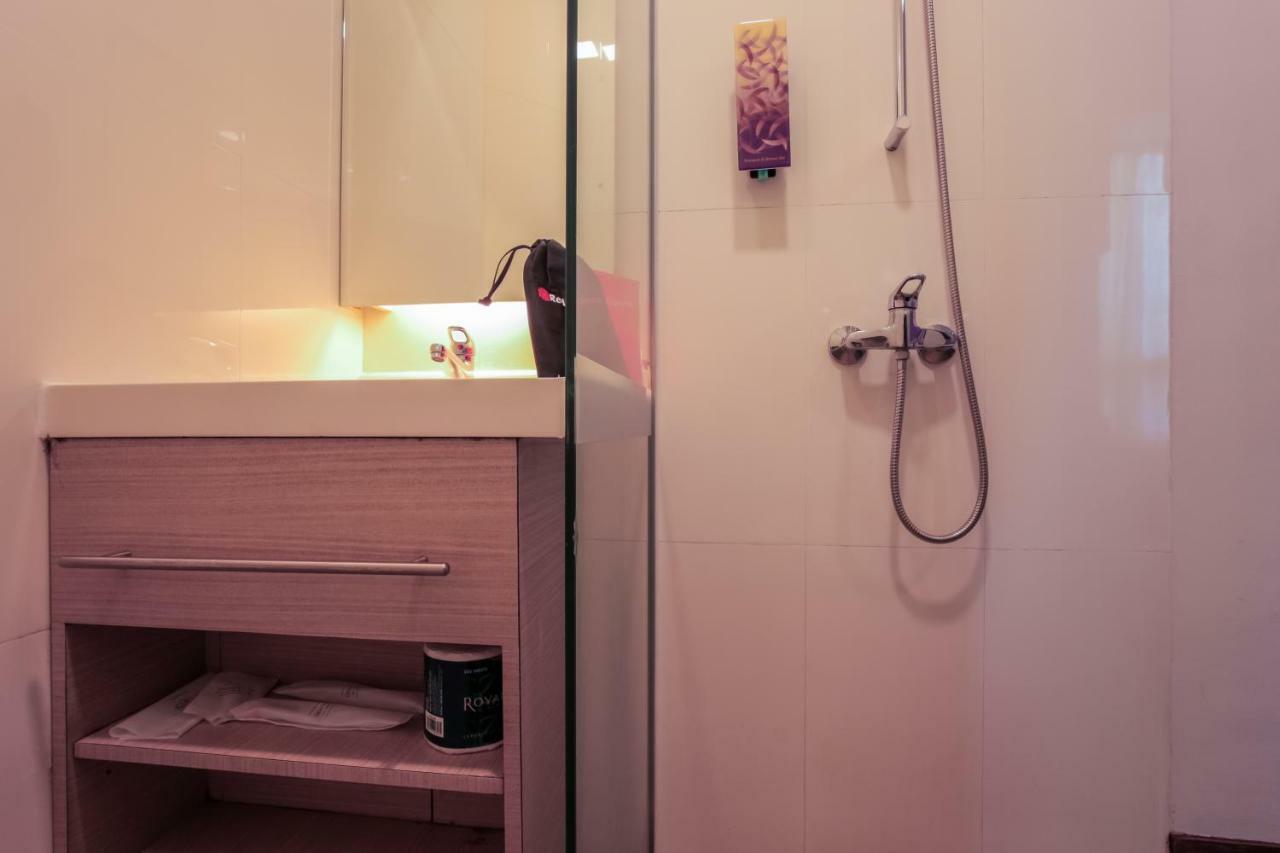 Reddoorz Premium @ Balestier Hotel Сингапур Стая снимка