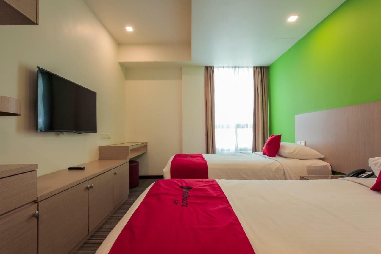 Reddoorz Premium @ Balestier Hotel Сингапур Стая снимка