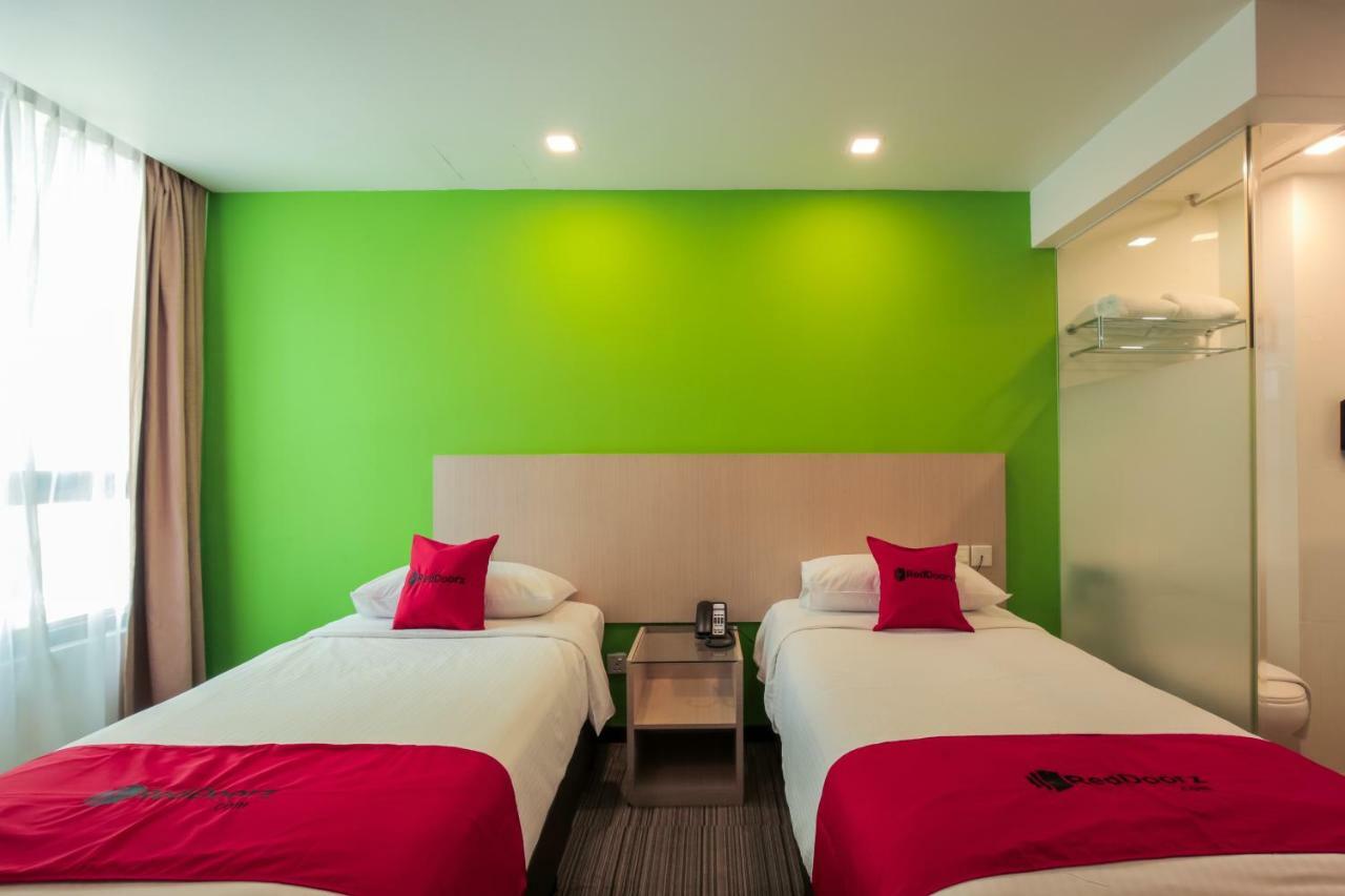 Reddoorz Premium @ Balestier Hotel Сингапур Стая снимка