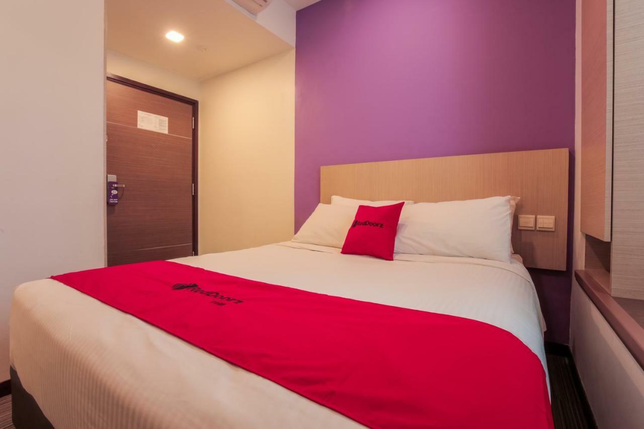 Reddoorz Premium @ Balestier Hotel Сингапур Стая снимка