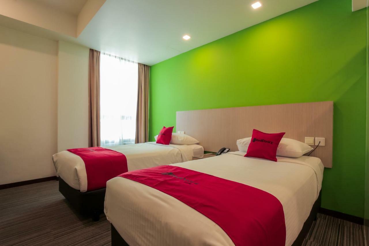 Reddoorz Premium @ Balestier Hotel Сингапур Стая снимка